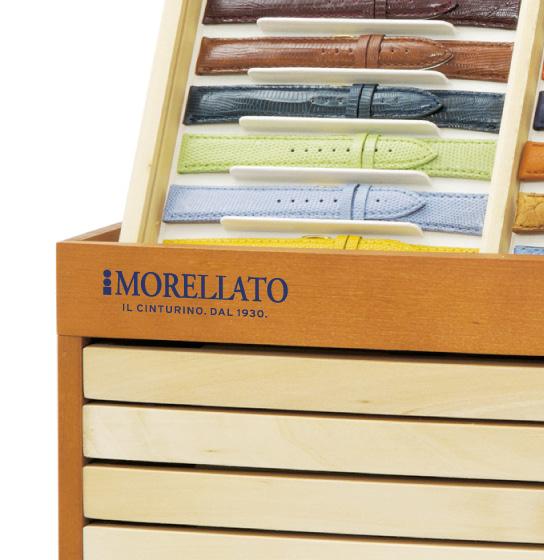 È dotata di blocco antifurto per i cassetti. Drawer unit in birchwood with borders in mahogany, with 13 drawers available in the counter version.