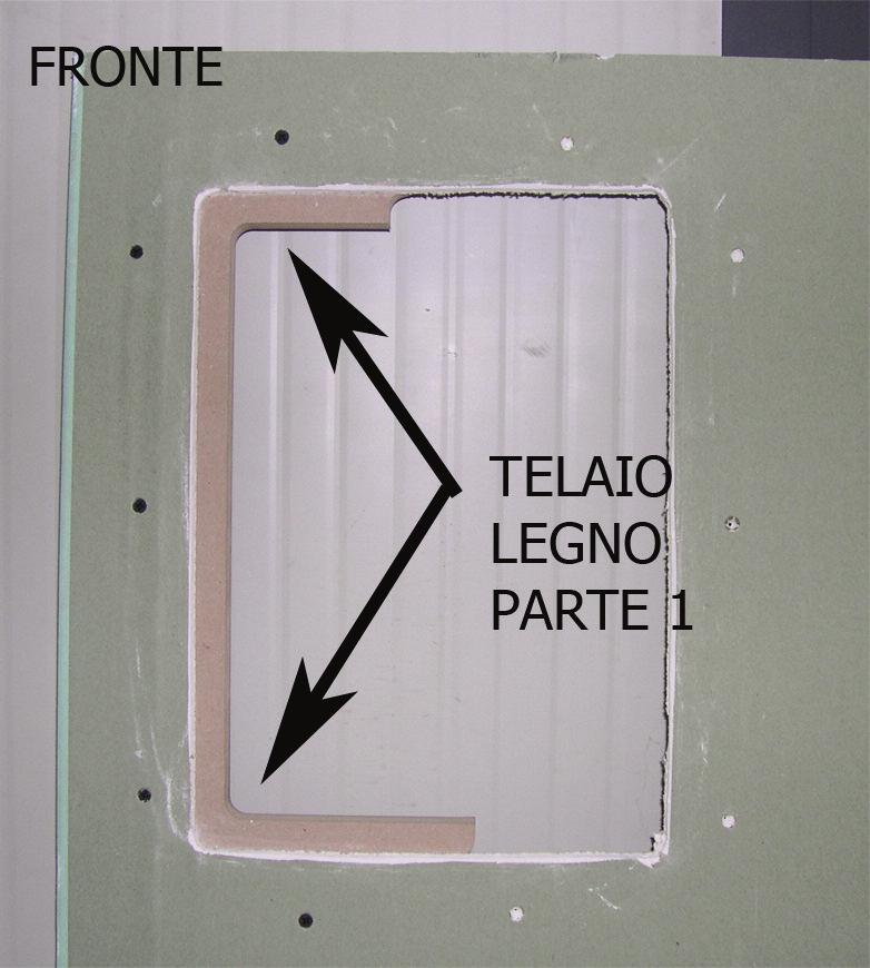 foro il telaio di legno (composto di 2 parti) in dotazione e fissarlo con le