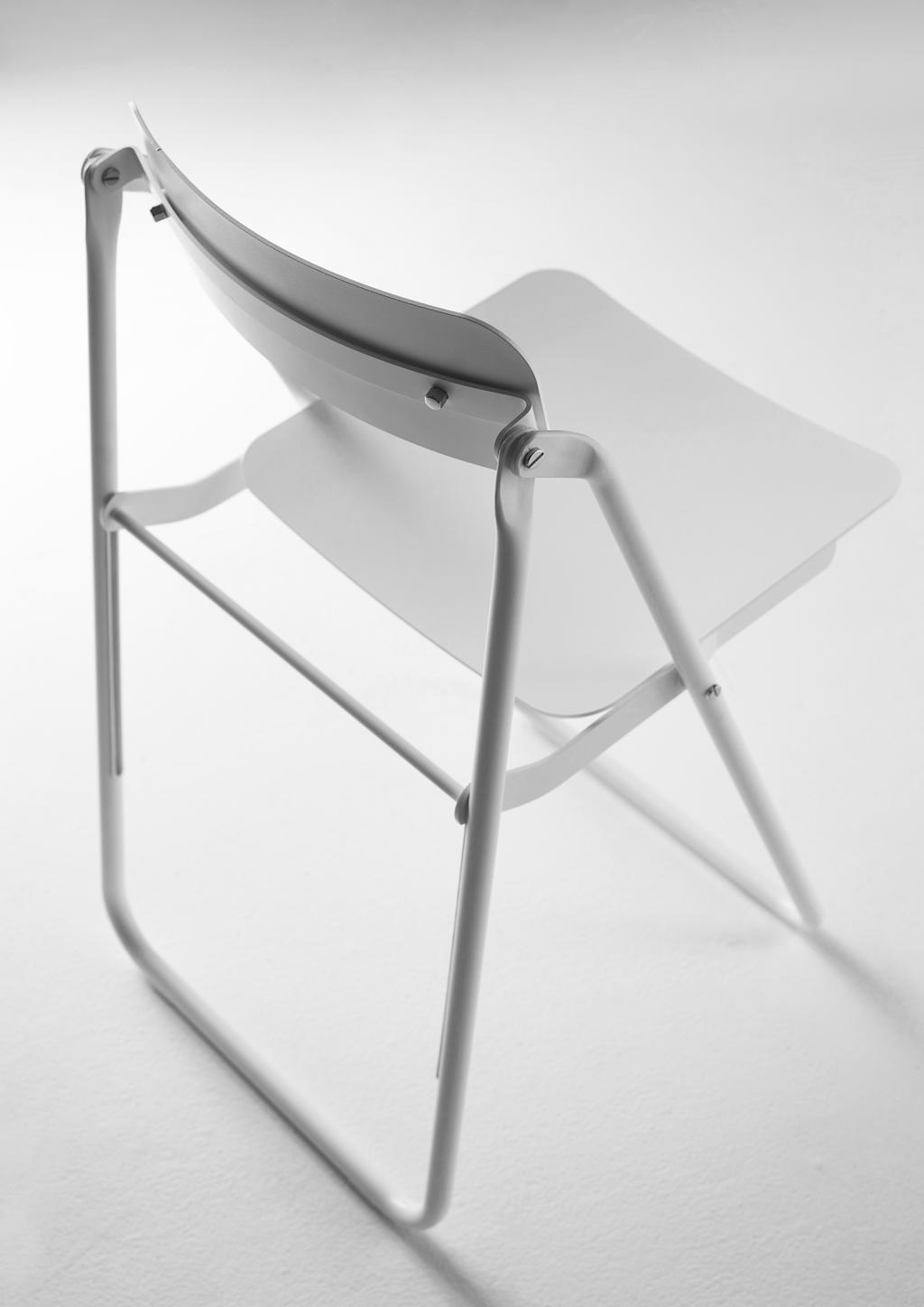 Characteristics: foldable chair in aluminium with tilting back rest. Matt finishing: lacquered white and black.