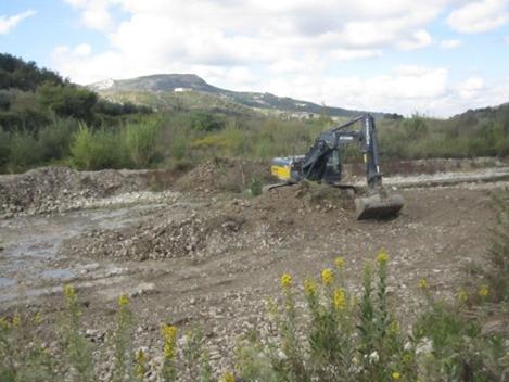 I Fiumi: L acqua piovana che cade sul suolo e non filtra nel terreno e non evapora forma un reticolo idrografico.un fiume nasce in montagna forte e impetuoso e scava il suo letto a V o a U.