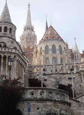 Budapest, città in piena crescita, certamente la più vivace della Mittleuropa, coniuga la bellezza delle sue origini, del Danubio che la attraversa, dei suoi monumenti architettonici, con la