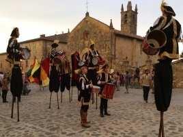 MONTERIGGIONI DI TORRI SI CORONA: PRESENTATA L'EDIZI... http://www.oksiena.it/news/monteriggioni-di-torri-si-corona-presentata... 2 di 10 28/06/2016 9.04 HOME (HTTP://WWW.OKSIENA.