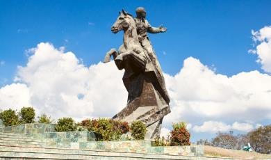 Trasferimento in pullmino privato a Santiago de Cuba e soste lungo il tragitto, con guida locale parlante italiano.