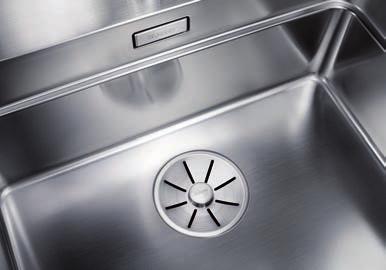 Le teglie da forno si lavano comodamente nel grande lavello monovasca.