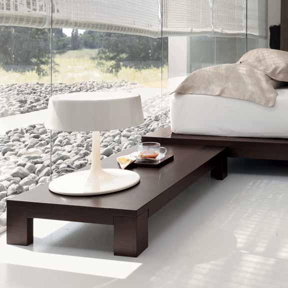 ZEN GRUPPO LETTO IN ROVERE TINTO CAFFÉ. COMODINO L 50 P 45 H 40. SETTIMANALI L 70 P 45 H 137.