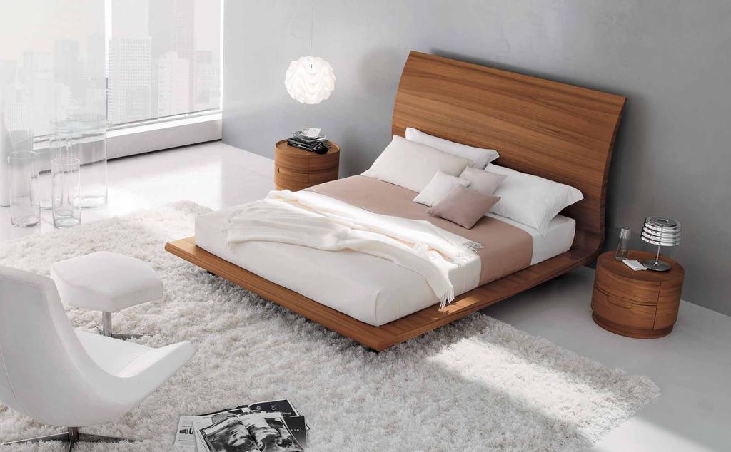 SORGENTE letto in teak L 189 P 231 H 130. SINTESI gruppo letto in teak. Comodino Ø 54 H 38,6. SORGENTE bed in teak W 189 D 231 H 130.