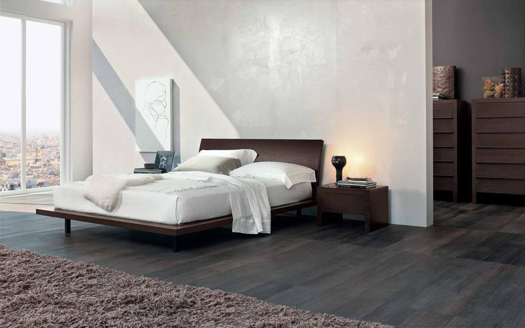 ATLANTIS letto in rovere tinto caffè L 185 P 232 H 85. ZEN gruppo letto in rovere tinto caffè. Comodino L 50 P 45 H 40. ATLANTIS bed in coffee-coloured oak W 185 D 232 H 85.