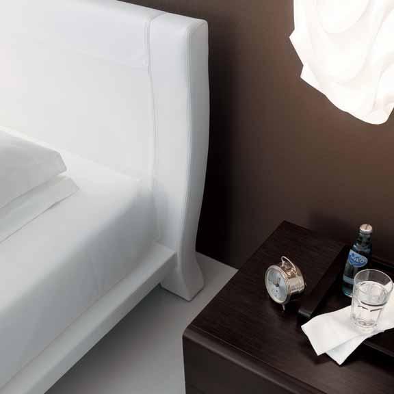 BOLERO LETTO IMBOTTITO, TESTIERA E GIROLETTO RIVESTITI IN PELLE BIANCA L 186 P 232,5 H 90,6. LINEA GRUPPO LETTO IN ROVERE TINTO CAFFÈ.