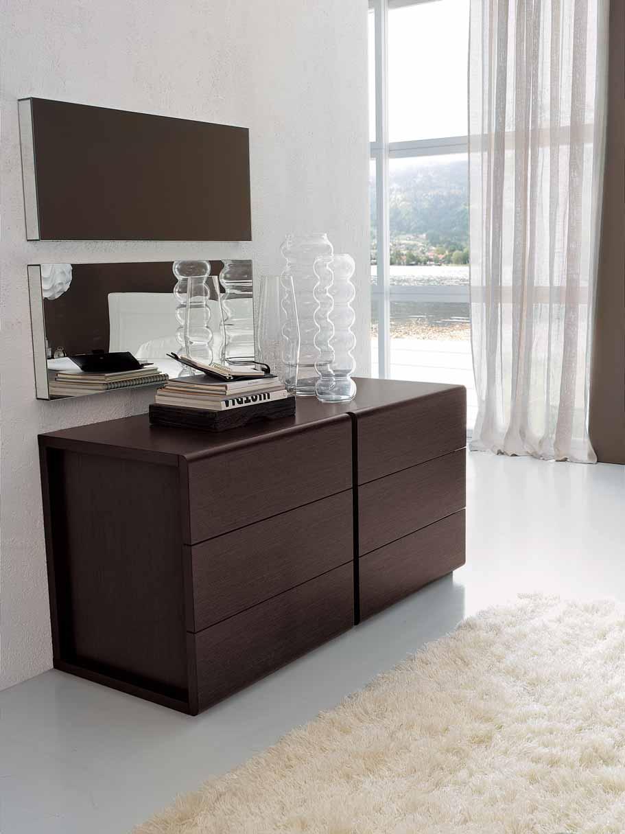 LINEA BED UNIT IN COFFEE-COLOURED OAK. CHEST DRAWERS W 143 D 55 H 67,5. BEDSIDE TABLE W 60 D 49 H 38,7.