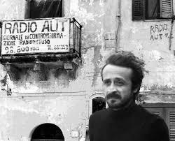 Peppino, divenuto adulto, aprì una stazione radiofonica, chiamata Radio Aut,