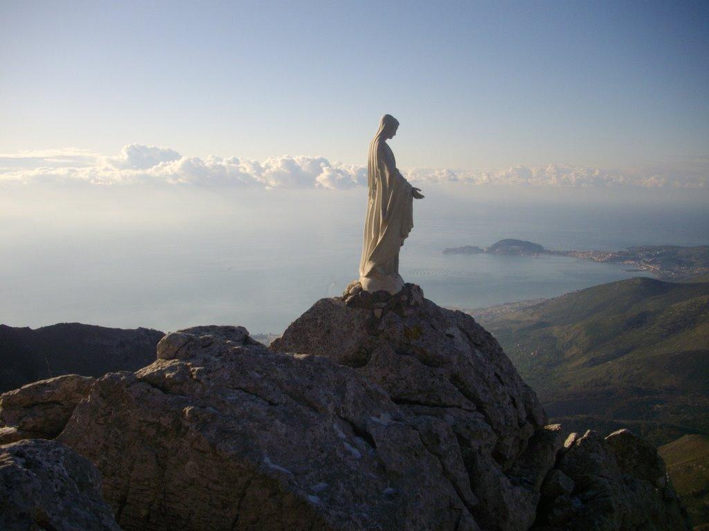 sentiero che continua dopo la Cima Redentore attraversiamo una delle più belle faggete del Parco e seguendo le creste