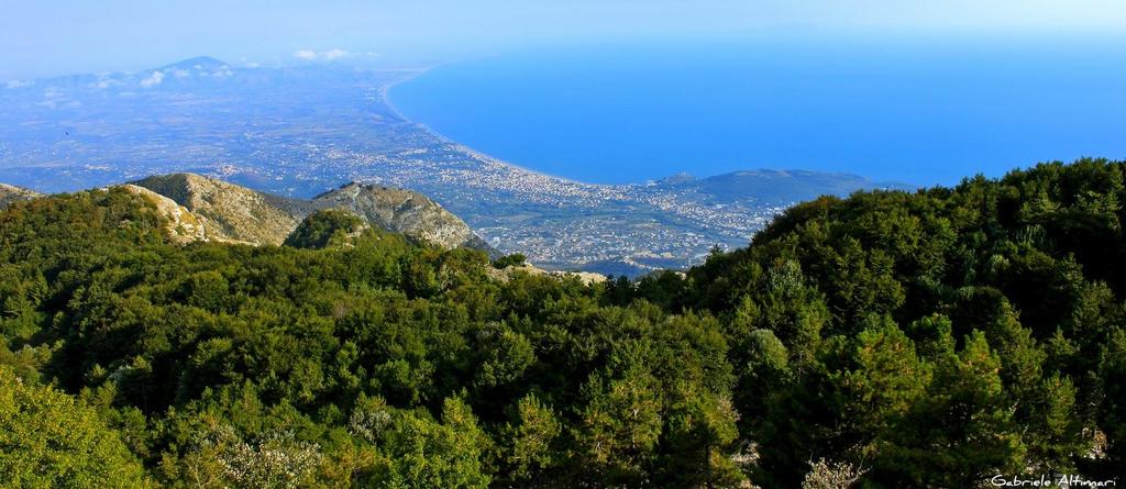 sinistra in direzione sud, verso la vetta del Putrella.