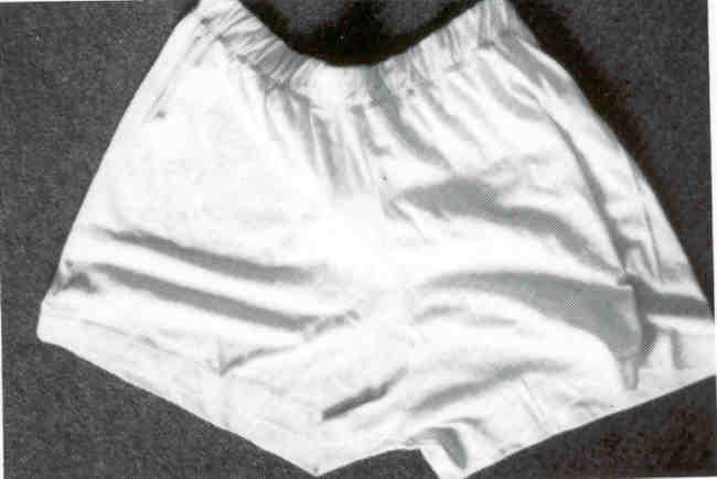 6104-6104 Shorts senza patta né tasche, interamente confezionato con una stoffa a maglia (100 % cotone), provvisto al punto vita di un nastro elastico e i cui bordi delle gambe sono semplicemente