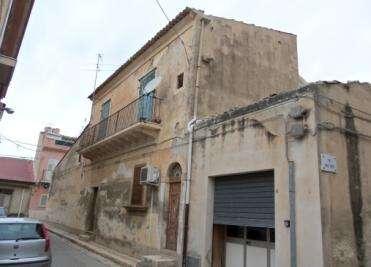 1 Descrizione dell edificio in esame L immobile oggetto di studio è situato nel Centro Storico di Santa Croce Camerina in Via Nazario Sauro, ad angolo tra la Via S.