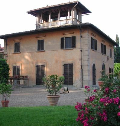 La fattoria circondata da cipressi secolari, vigneti e oliveti, gode di una posizione spettacolare e tranquilla.