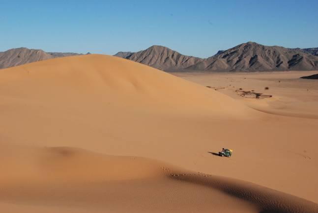 Algeria IL DESERTO del TADRART, TASSILI najjer E ERG ADMER 1 giorno ITALIA IMBARCO- NAVIGAZIONE 2 giorno TUNISI - TOZEUR Incontro con il corrispondente al porto della Goulette di Tunisi e