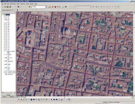 6 - LA VALUTAZIONE DELLA QUALITÀ 85 La prima operazione consiste nel caricamento dei diversi strati geografici (layer): il file vettoriale 52 delle sezioni di censimento definite dalle Basi