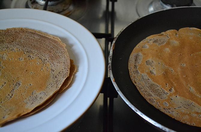 Ungere con poco d olio una padella anti-aderente del diametro di 16 cm, versarvi un cucchiaio abbondante di pastella.