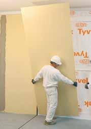 Per evitare il fenomeno di risalita di umidità dalla base della parete, posizionare le lastre