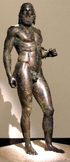 I bronzi di Riace Le due statue bronzee, attribuite all epoca classica e, in particolare allo scultore Fidia, (o alla sua scuola) furono rinvenute, per caso,nel 1972 da un sub dilettante, a poche