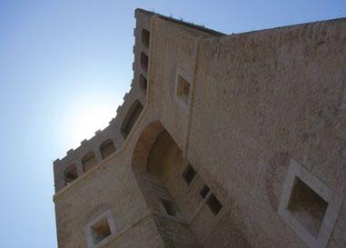 Un altro mastio a base pentagonale si trova a Castel di Tora, paese affacciato sull omonimo lago ed infine su un prospiciente rilievo a forma di cono, sorge semidiroccato il