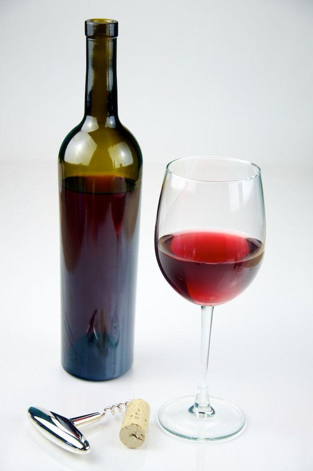 La gradazione alcolica esprime il volume in alcol presente, esempio: un vino che possiede una gradazione alcolica del 10-12% signisica che in 100 g.
