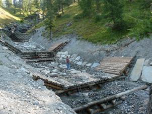 I pali verticali sono posizionati aderenti alla scarpata, distanziati tra loro di 1-2 m, su di essi vengono fissati mediante bulloni, viti legature o incastri i pali orizzontali.