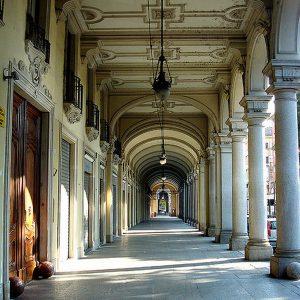 edizione, sabato 7 e domenica 8 ottobre a Torino: dedicato a Paolo Villaggio Quest anno le bancarelle a Portici di Carta sono 128, più i bouquinistes di piazza Carlo Felice: 79 librerie indipendenti