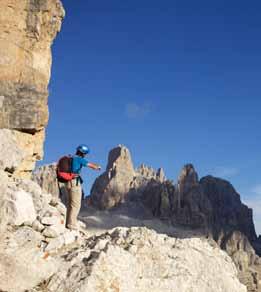 TREKKING, PARAPENDIO e sport di montagna Le Giudicarie sono un mosaico di bellezze naturalistiche dove vivere l esperienza della montagna a 360.