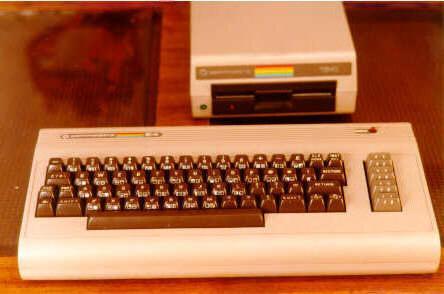 1982 Commodore 64 Caratteristiche: ROM 16Kb Processore MOS 6510 RAM 64Kb Testo a