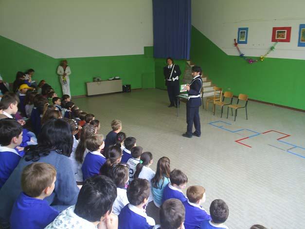 CAMPAGNA PEDONI SICURI incontri con la polizia municipale La CAMPAGNA PEDONI SICURI si è riproposta anche quest anno ai ragazzi delle scuole coinvolte nel progetto A scuola ci andiamo da soli come