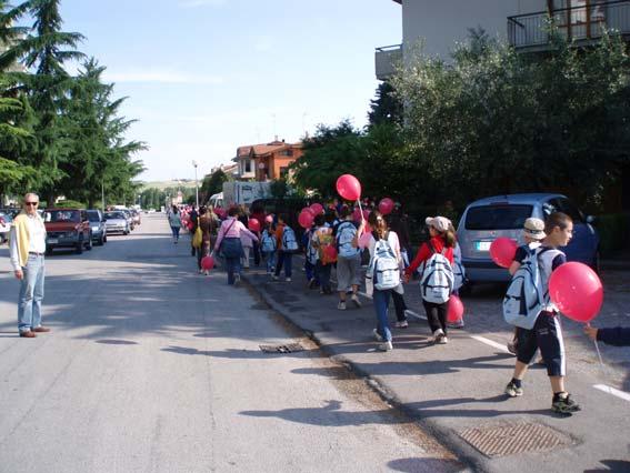 piedi sulla pista ciclo - pedonale