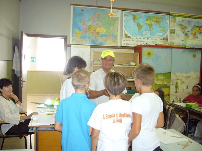 NONNI VIGILI incontri con i bambini a scuola Periodicamente, durante l anno scolastico, i nonni vigili incontrano i ragazzi a scuola: l obiettivo