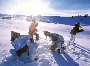 hotel). Per i bambini esperti appuntamento di fronte all hotel per accompagnarli presso le piste con una navetta riservata della scuola sci. Possibilità di pranzare presso il ristorante dell hotel.