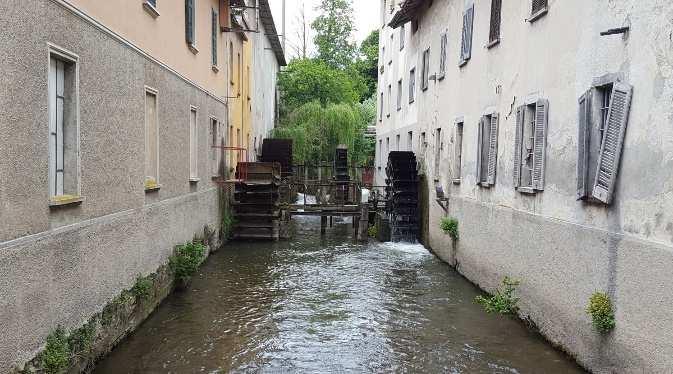 IL LAMBRO ED IL LAVORO DELL UOMO Il fiume in passato ha fornito l acqua, l energia, gli spazi necessari a produrre beni e ricchezza, ha servito le fabbriche i quartieri e la città.