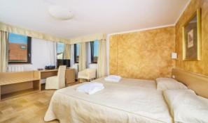 250 240 in sofà bed 150 in sofà bed 40 adt/ 20 chd L Hotel si trova a Praga 1, in pieno quartiere Malastrana, molto vicino alle