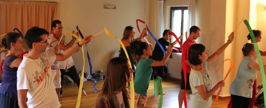 Introduzione Il metodo Dalcroze forma da circa un secolo musicisti, danzatori, attori, musicoterapisti e insegnanti di Ritmica attraverso un percorso formativo completo centrato sul corpo, l'ascolto,