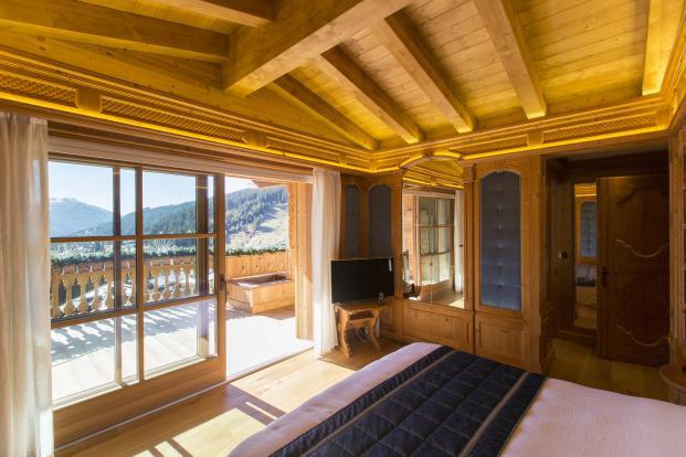 Appartamenti in villa moderna nel cuore di Madonna di Campiglio MADONNA DI CAMPIGLIO - In nuova e scenografica villa di elevato pregio, in posizione panoramica e sopraelevata in zona centrale vicino