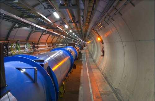 68 CAPITOLO 4. L ESPERIMENTO ATLAS Figura 4.1: Alcuni moduli nel tunnel di LHC. Parametro p-p Energia del fascio (TeV) 7.0 Energia nel centro di massa (TeV) 14.0 Energia di iniezione (TeV) 0.
