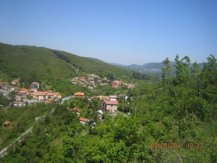 La strada inizia piana e con un buon fondo erboso, diventando dopo poco sassosa, a mezza costa e in leggera salita, arrivando quasi in cima al Monte Carmo, a quota 615 metri.