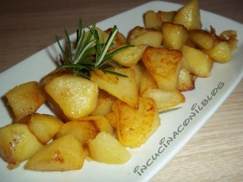 PATATE AL BURRO Ingredienti per 4 persone: 1/2 kg di patate rosmarino olio e burro q.b. aglio in polvere q.b. sale q.b Preparazione: Tagliare a cubetti o spicchi come più preferite le patate.