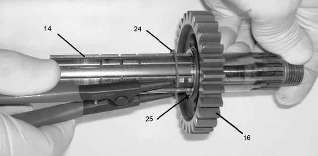 4 Assemblaggio dell'albero secondario L'albero secondario viene assemblato utilizzando in parte i pezzi forniti con il kit ed in parte riutilizzando i pezzi della trasmissione originale.