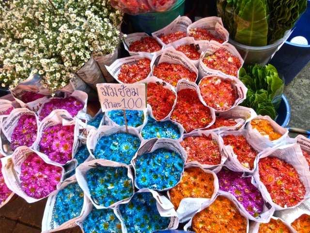 Visita del Phak Klong Dtalat, il celebre Mercato dei fiori di Bangkok dove ogni giorno sono esposte centiaia di varie specie floreali tra le quali si distinguono le famose orchidee thai qui