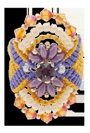 Occorrente: Filo Super-Lon Bead Cord, 0,50 mm, colore Light Gold (6 fili lunghi 1,20 m) Filo Super-Lon Bead Cord, 0,50 mm, colore Violet (2 fili lunghi 1 m) 1 Chaton Swarovski