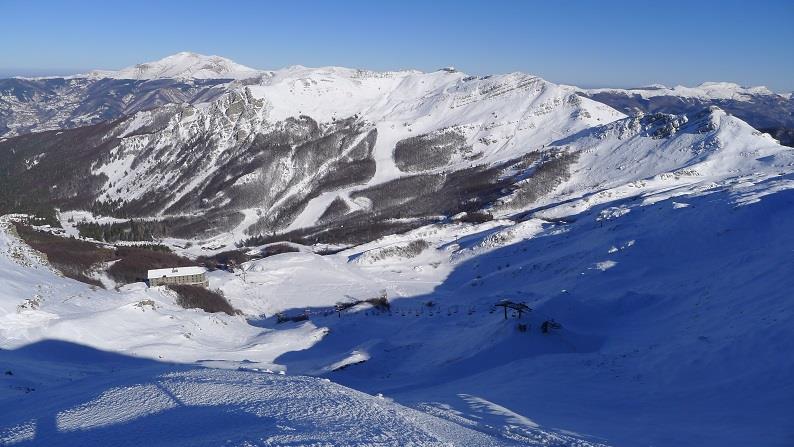 Fino qui il percorso non presenta nessun tipo di difficoltà se non la lunghezza (circa 7 km in tutto da Casa Coppi), mentre per percorrere il crinale che ci condurrà in vetta all Alpe Tre Potenze è