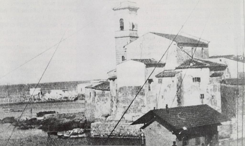 1899 Nel giugno 1899 viene attrezzata una stazione radio presso l'accademia Navale di Livorno allo