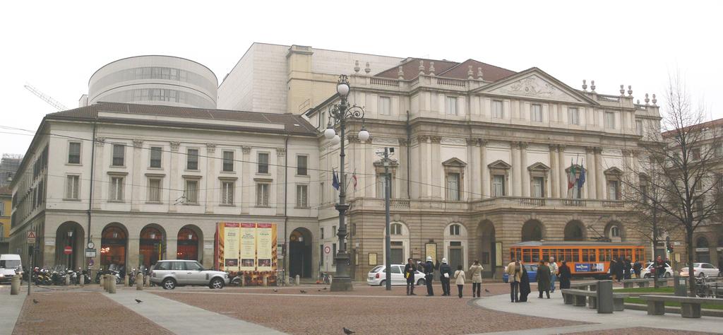 L'Opéra di Parigi Il Teatro alla Scala di Milano Le città si riempiono di