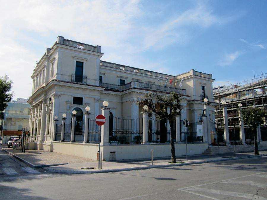 tramonto sulla facciata del Kursaal. Produrre quell'emozione furtiva di luce dorata e seminare gioia nelle persone.