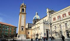 Alle 17 si svolgerà la processione eucaristica e, alle 20, la tradizionale fiaccolata ispirata alla pace universale concluderà il pellegrinaggio nazionale a Pompei, giunto quest anno alla nona