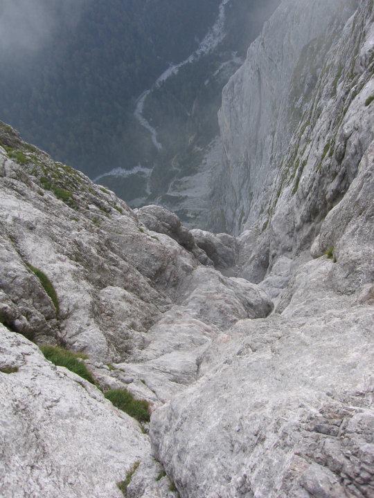 Croz dell altissimo, Via Armani - Fedrizzi Relazione da una ripetizione del Settembre 2011. Primi salitori: Matteo Armani & Comelio Fedrizzi, estate 1946 Difficoltà: VI+/A0, EDinf.